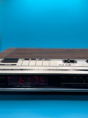 GE Alarm Clock Radio *Vintage* Wood Grain 1978 / Model 7-4684B - Tested & Workin